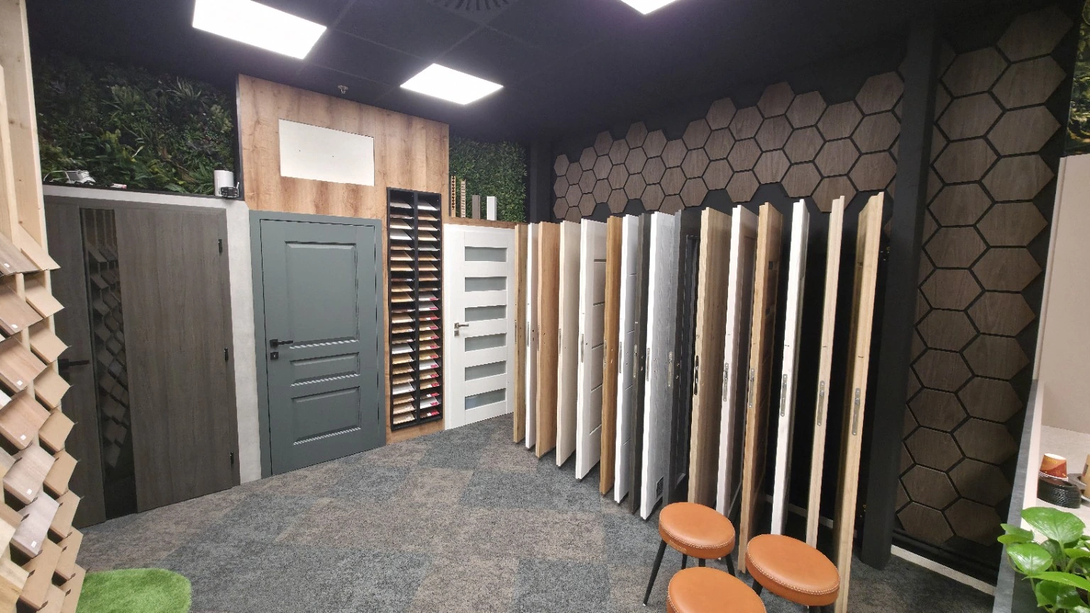 Skutečný showroom PAVIAN s vystavenými dveřmi